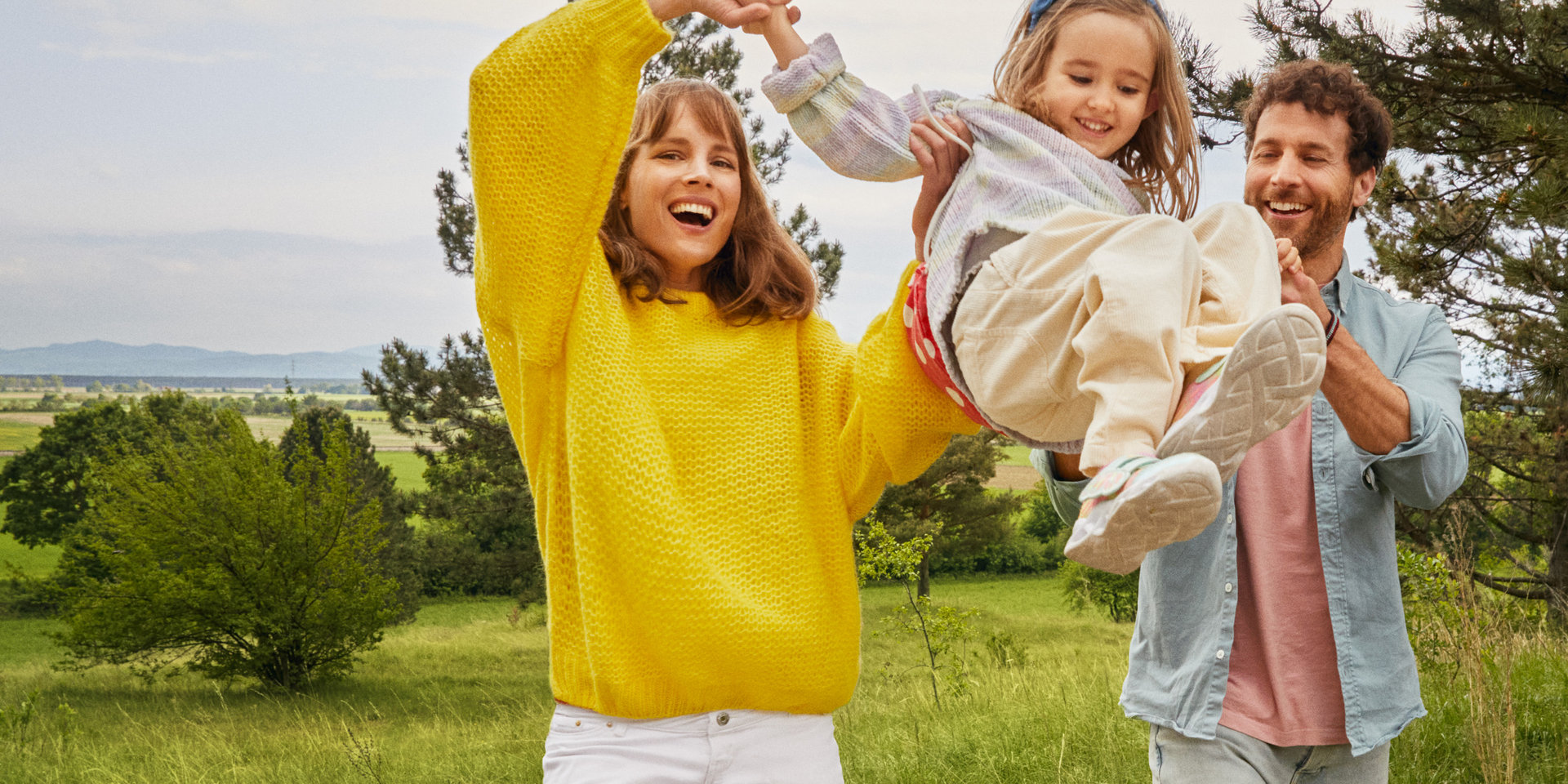 Junge Familie hat Spaß beim Wandern